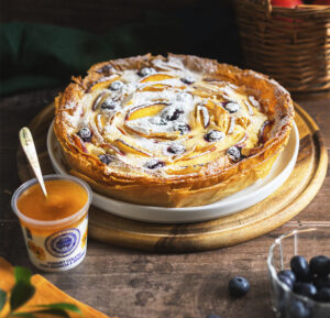 Torta di pasta fillo allo yogurt con pesche e mirtilli grande