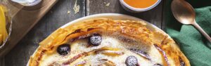 Torta di pasta fillo allo yogurt con pesche e mirtilli parallasse
