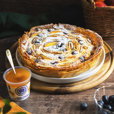 Torta di pasta fillo allo yogurt con pesche e mirtilli